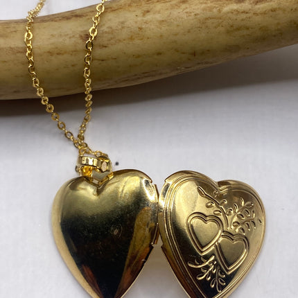 Vintage 9k gold filled photo heart locket on chain necklace