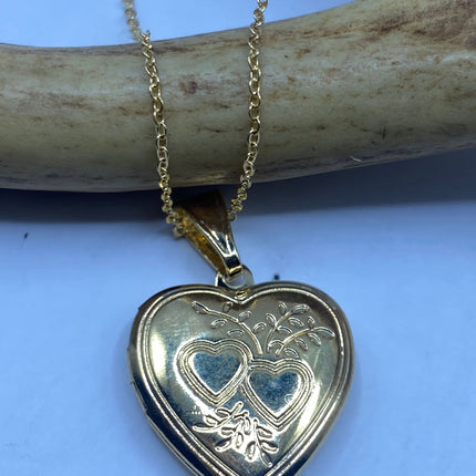 Vintage 9k gold filled photo heart locket on chain necklace