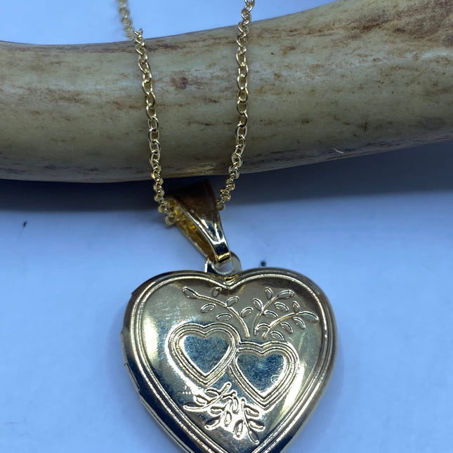 Vintage 9k gold filled photo heart locket on chain necklace