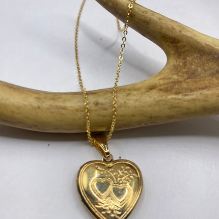 Vintage 9k gold filled photo heart locket on chain necklace