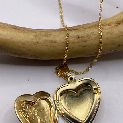 Vintage 9k gold filled photo heart locket on chain necklace
