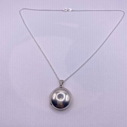 Vintage Silver Photo Locket Pendant Necklace | 925 Sterling Silver Chain Necklace Tiny Locket for Small Photos or Memory Charm Necklace