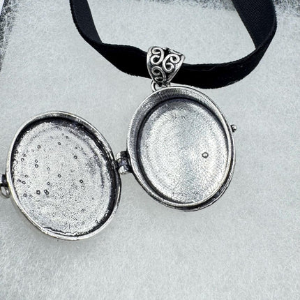 Vintage Pendant Ribbon Choker