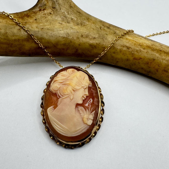 Vintage Cameo Gold Pendant Necklace