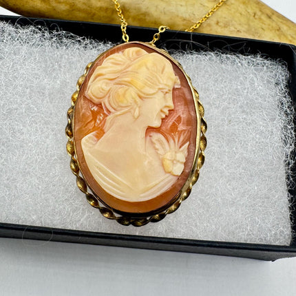 Vintage Cameo Gold Pendant Necklace