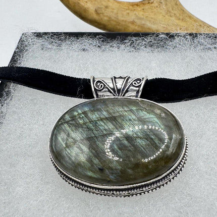 Vintage Green Labradorite Choker Necklace - Bronze and Silver Finish - Unique Velvet Ribbon Design