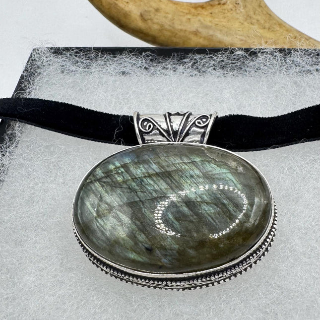 Vintage Green Labradorite Choker Necklace - Bronze and Silver Finish - Unique Velvet Ribbon Design