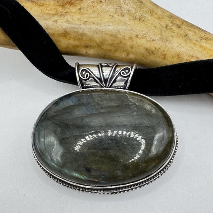 Vintage Green Labradorite Choker Necklace - Bronze and Silver Finish - Unique Velvet Ribbon Design
