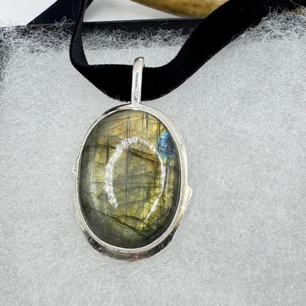 Vintage Green Labradorite Choker Necklace - Bronze and Silver Finish - Unique Velvet Ribbon Design