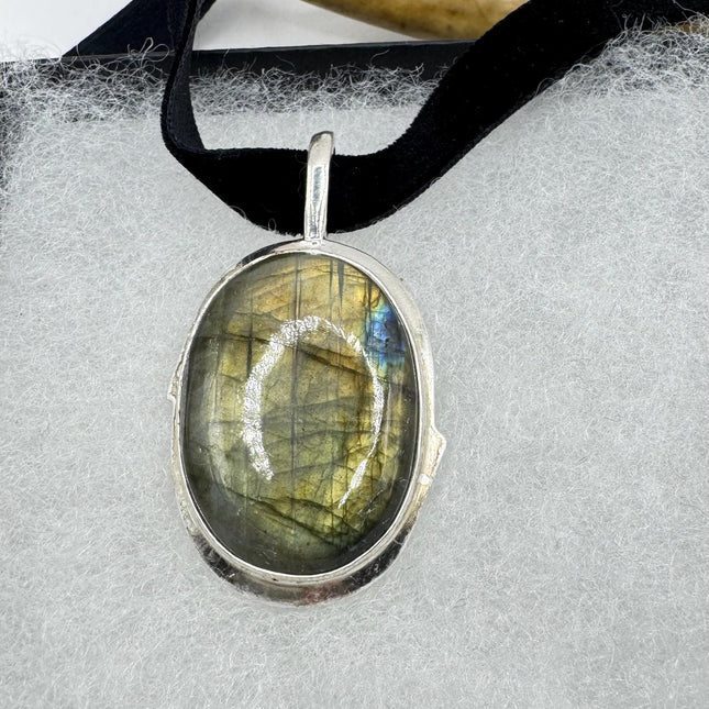 Vintage Green Labradorite Choker Necklace - Bronze and Silver Finish - Unique Velvet Ribbon Design