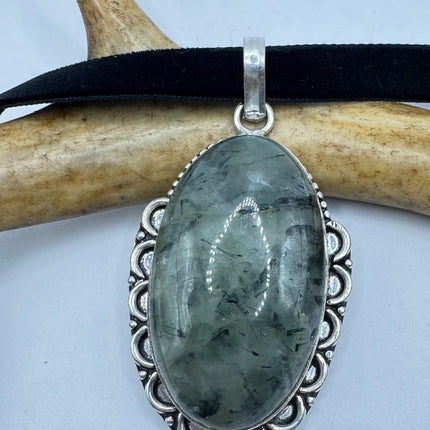 Vintage Green Moss Agate Choker Necklace - Bronze and Silver Finish - Unique Velvet Ribbon Design