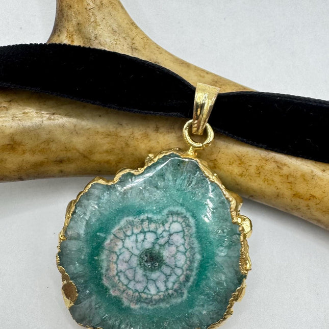 Vintage Green Geode Agate Choker Necklace - Bronze and Silver Finish - Unique Velvet Ribbon Design