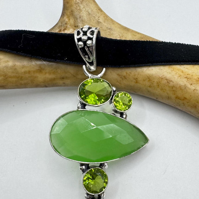 vintage green Chalsedony Choker Necklace - Bronze and Silver Finish - Unique Velvet Ribbon Design