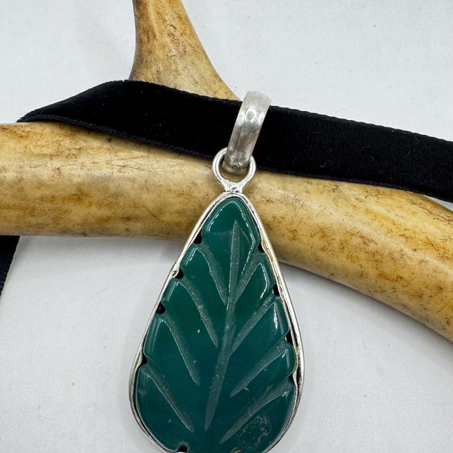 Vintage Green onyx leaf Choker Necklace - Bronze and Silver Finish - Unique Velvet Ribbon Design