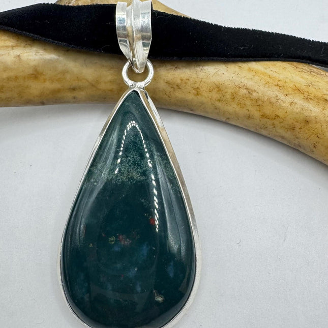 Vintage Green onyx Choker Necklace - Bronze and Silver Finish - Unique Velvet Ribbon Design