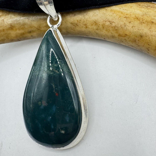 Vintage Green onyx Choker Necklace - Bronze and Silver Finish - Unique Velvet Ribbon Design