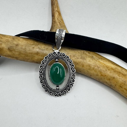 Vintage Green onyx Choker Necklace - Bronze and Silver Finish - Unique Velvet Ribbon Design