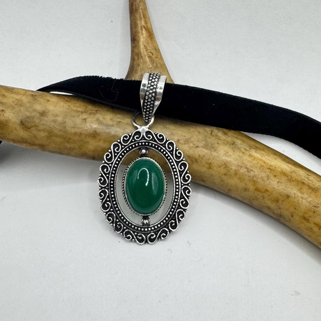 Vintage Green onyx Choker Necklace - Bronze and Silver Finish - Unique Velvet Ribbon Design