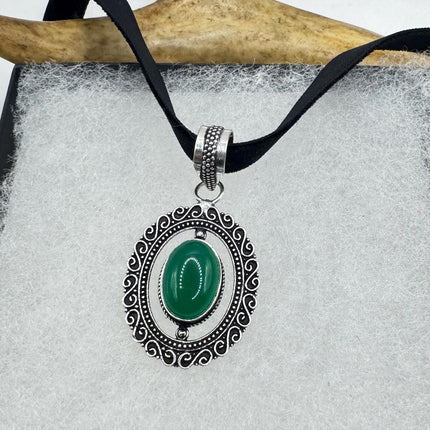 Vintage Green onyx Choker Necklace - Bronze and Silver Finish - Unique Velvet Ribbon Design