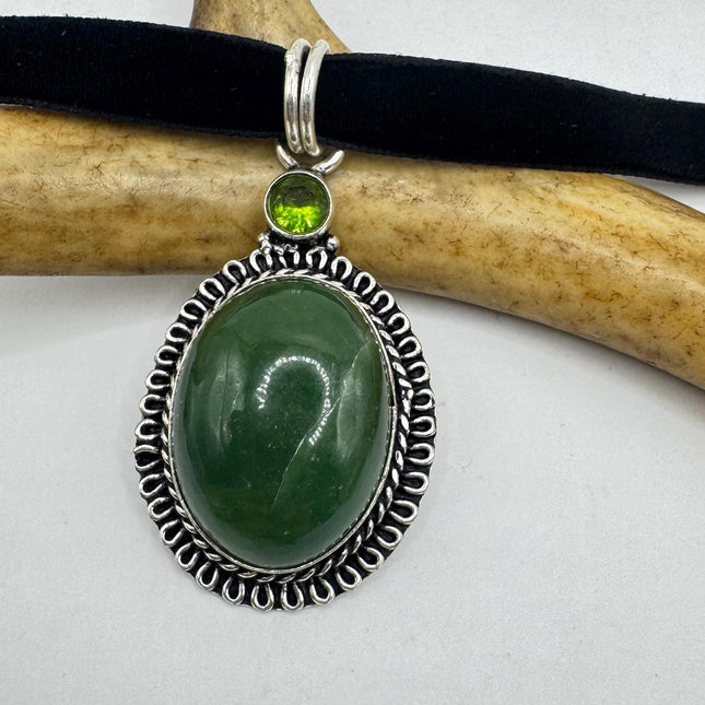 Vintage Green onyx Choker Necklace - Bronze and Silver Finish - Unique Velvet Ribbon Design