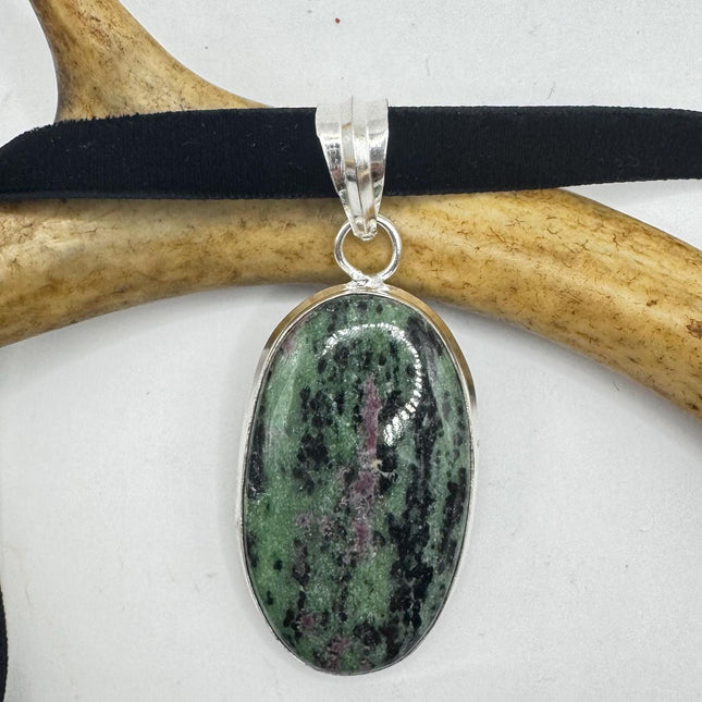 Vintage Green Ruby Zoisite Choker Necklace - Bronze and Silver Finish - Unique Velvet Ribbon Design