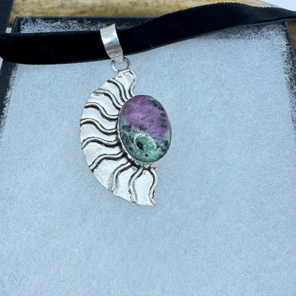 Vintage Green Ruby Zoisite Choker Necklace - Bronze and Silver Finish - Unique Velvet Ribbon Design