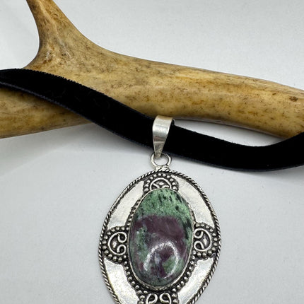 Vintage Green Ruby Zoisite Choker Necklace - Bronze and Silver Finish - Unique Velvet Ribbon Design