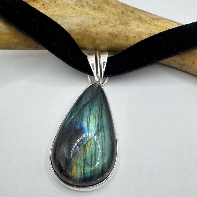 Vintage Green Labradorite Choker Necklace - Bronze and Silver Finish - Unique Velvet Ribbon Design