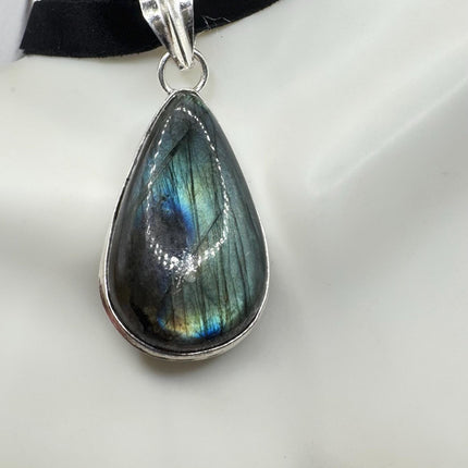 Vintage Green Labradorite Choker Necklace - Bronze and Silver Finish - Unique Velvet Ribbon Design
