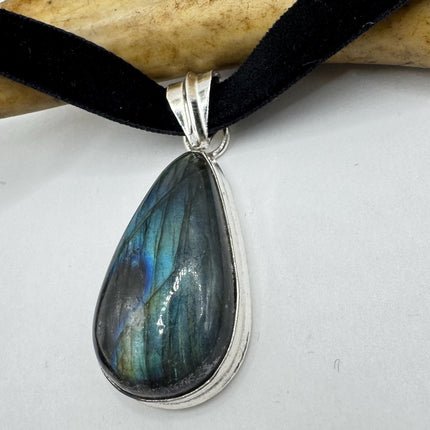 Vintage Green Labradorite Choker Necklace - Bronze and Silver Finish - Unique Velvet Ribbon Design
