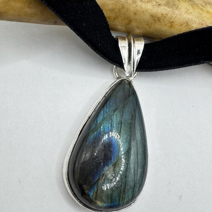 Vintage Green Labradorite Choker Necklace - Bronze and Silver Finish - Unique Velvet Ribbon Design