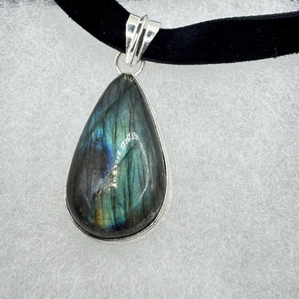 Vintage Green Labradorite Choker Necklace - Bronze and Silver Finish - Unique Velvet Ribbon Design