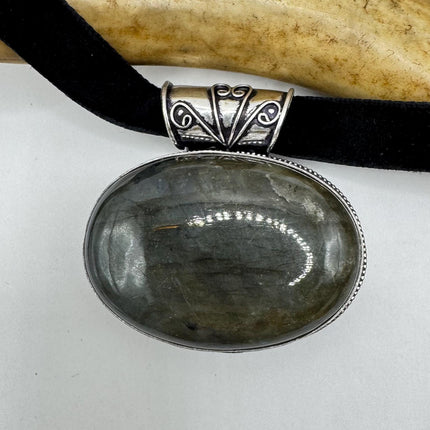 Vintage Green Labradorite Choker Necklace - Bronze and Silver Finish - Unique Velvet Ribbon Design