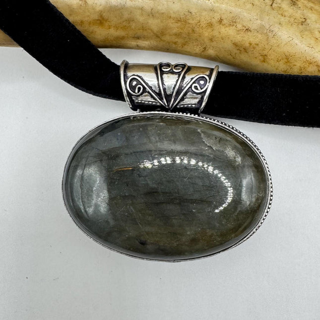 Vintage Green Labradorite Choker Necklace - Bronze and Silver Finish - Unique Velvet Ribbon Design