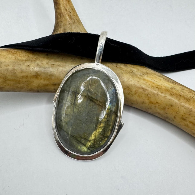 Vintage Green Labradorite Choker Necklace - Bronze and Silver Finish - Unique Velvet Ribbon Design
