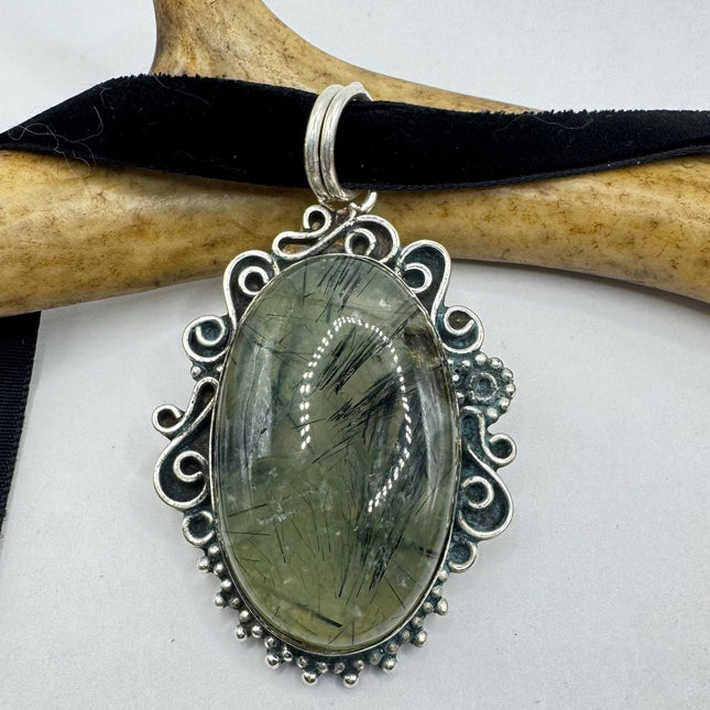 Vintage Green Moss Agate Choker Necklace - Bronze and Silver Finish - Unique Velvet Ribbon Design