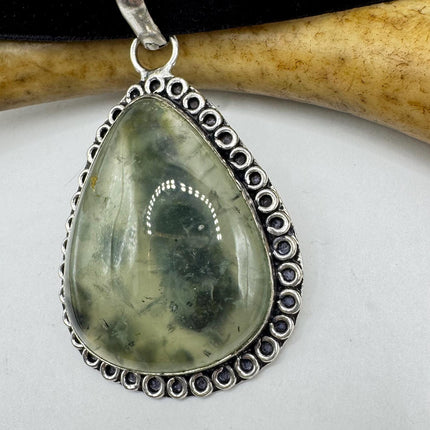Vintage Green Moss Agate Choker Necklace - Bronze and Silver Finish - Unique Velvet Ribbon Design