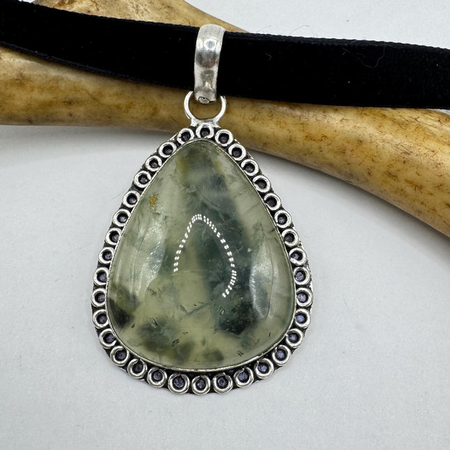 Vintage Green Moss Agate Choker Necklace - Bronze and Silver Finish - Unique Velvet Ribbon Design