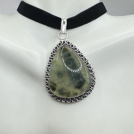 Vintage Green Moss Agate Choker Necklace - Bronze and Silver Finish - Unique Velvet Ribbon Design
