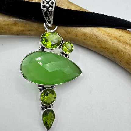 vintage green Chalsedony Choker Necklace - Bronze and Silver Finish - Unique Velvet Ribbon Design