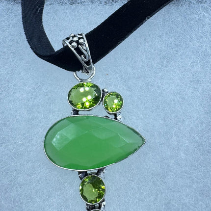 vintage green Chalsedony Choker Necklace - Bronze and Silver Finish - Unique Velvet Ribbon Design