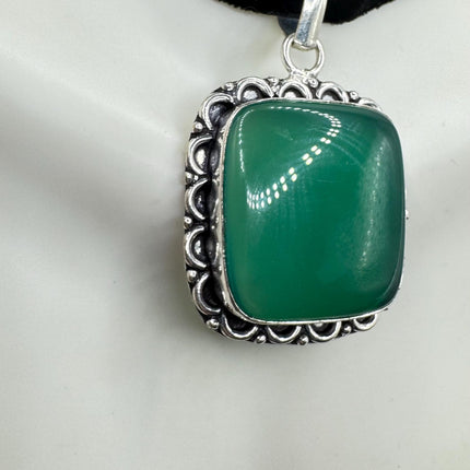 Vintage Green onyx Choker Necklace - Bronze and Silver Finish - Unique Velvet Ribbon Design