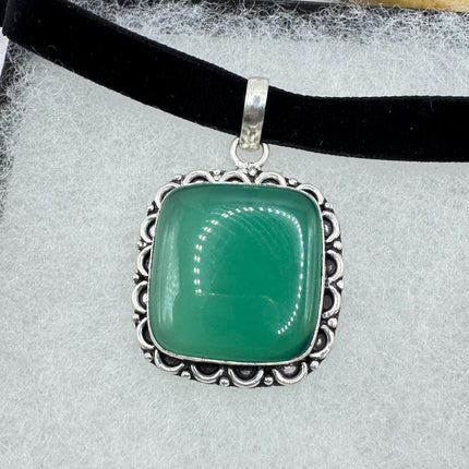 Vintage Green onyx Choker Necklace - Bronze and Silver Finish - Unique Velvet Ribbon Design