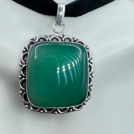 Vintage Green onyx Choker Necklace - Bronze and Silver Finish - Unique Velvet Ribbon Design