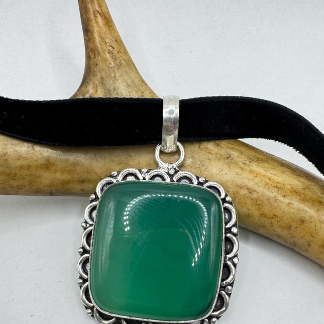 Vintage Green onyx Choker Necklace - Bronze and Silver Finish - Unique Velvet Ribbon Design