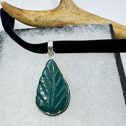 Vintage Green onyx leaf Choker Necklace - Bronze and Silver Finish - Unique Velvet Ribbon Design