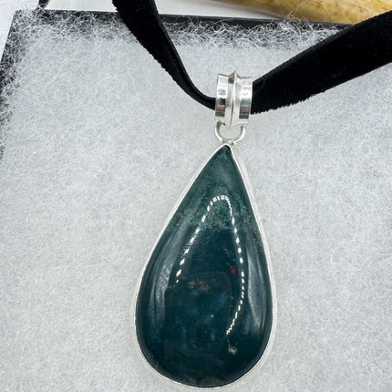 Vintage Green onyx Choker Necklace - Bronze and Silver Finish - Unique Velvet Ribbon Design