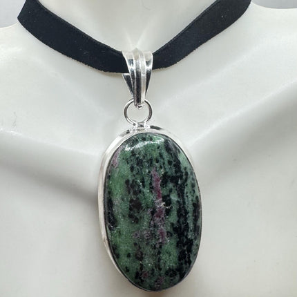 Vintage Green Ruby Zoisite Choker Necklace - Bronze and Silver Finish - Unique Velvet Ribbon Design
