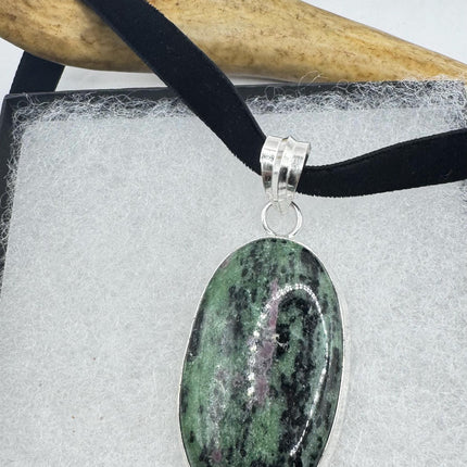 Vintage Green Ruby Zoisite Choker Necklace - Bronze and Silver Finish - Unique Velvet Ribbon Design