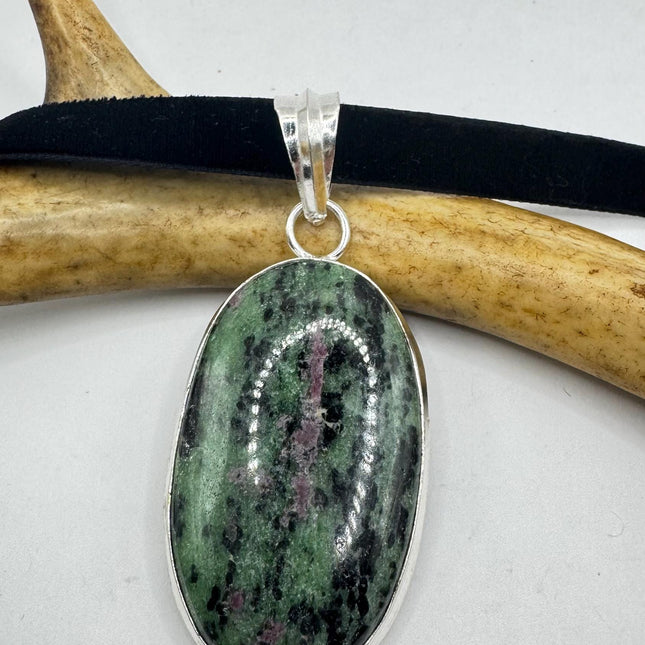 Vintage Green Ruby Zoisite Choker Necklace - Bronze and Silver Finish - Unique Velvet Ribbon Design